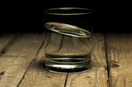 El peso de un vaso de agua